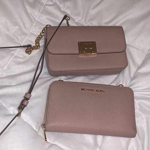 Michael Kors Handbags - EUC Small Michael Kors Crossbody + Wallet purse